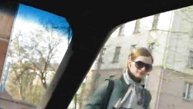 בחדות גבוהה :  סרטון חובבים של ילדה בחורות מתפשטות מוצצת זין ומהבהבת ברחוב קטעי וידאו למבוגרים 